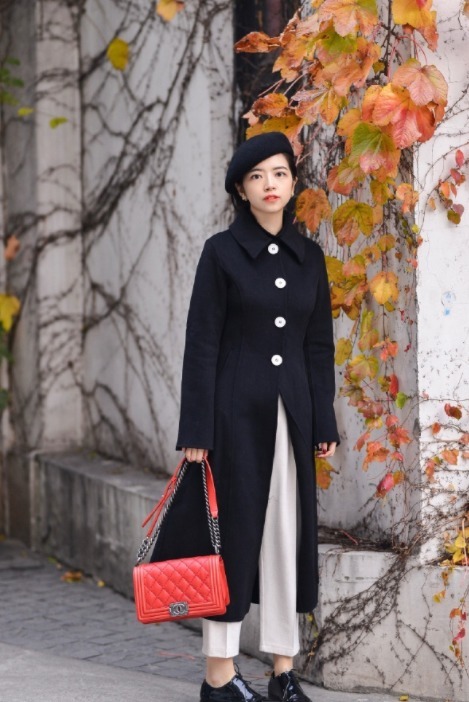 小个子 放弃打底裤吧,潮人更喜欢“大衣+小白裤”,清爽时髦显腿长!