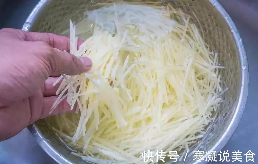 61年大厨炒土豆丝时,牢记3个技巧,土豆丝不粘锅,脆嫩入味