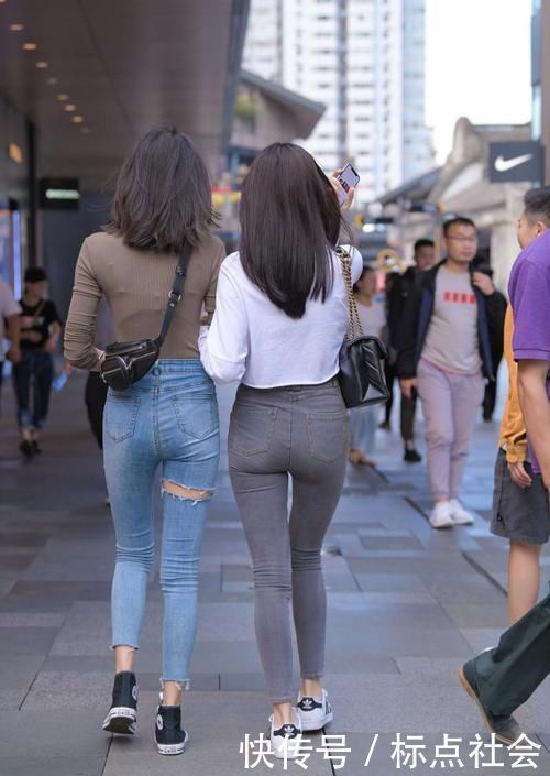 牛仔裤美女见一个少一个，这种牛仔裤穿一条少一条