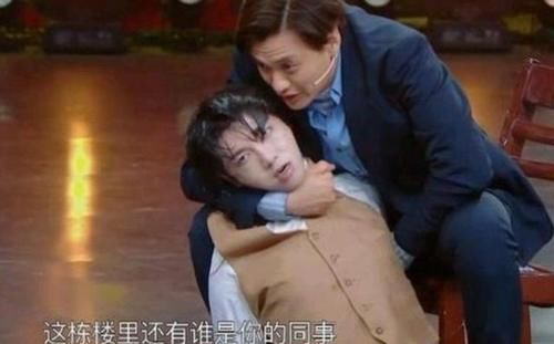 小声|华晨宇演唱会中场休息忘关麦,他小声嘀咕9个字,明星不好当!