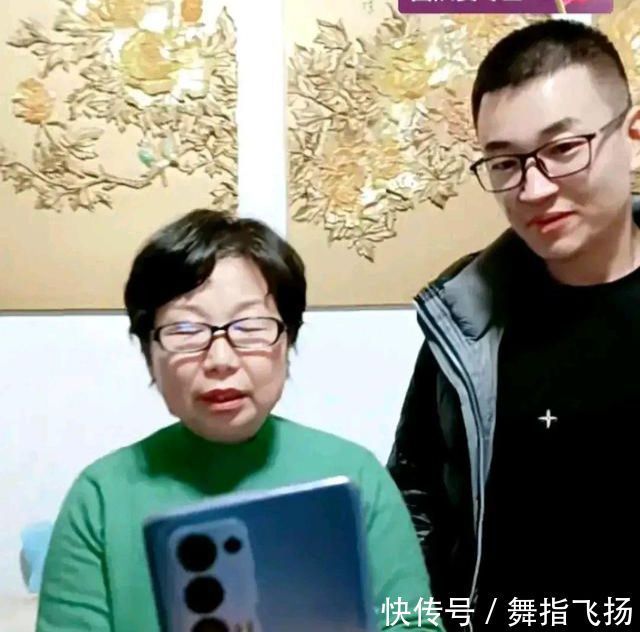 孟郊#杜新枝风风火火闯九江,回河南受粉丝隆重欢迎:送花送温暖送怀抱