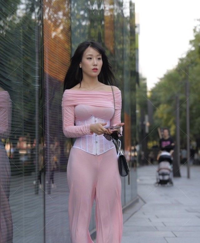 粉色上衣搭配上束腰神器,宽松喇叭裤配合出的“休闲风”格外稚嫩