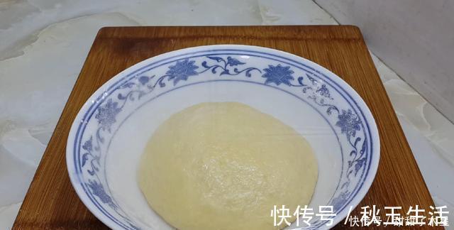 面粉别只会蒸馒头了，加3个鸡蛋，做出创意小吃，比蛋糕油条好吃