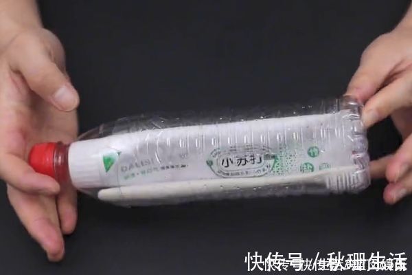 今天才知道，2个塑料瓶套在一起很厉害，解决了生活中一大难题