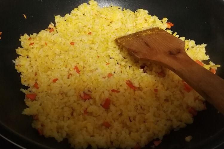 做蛋炒饭,不要先炒鸡蛋也不要先炒饭,跟我这样做,炒饭粒粒分明