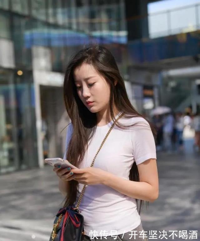 紧身|瘦中有“肉”的牛仔裤美女,展现休闲惬意的感觉,凸显气质