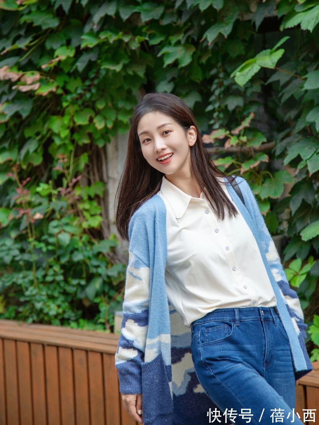 紫色 “针织开衫”才是永不过时的春季单品,时髦又高级,谁穿谁优雅