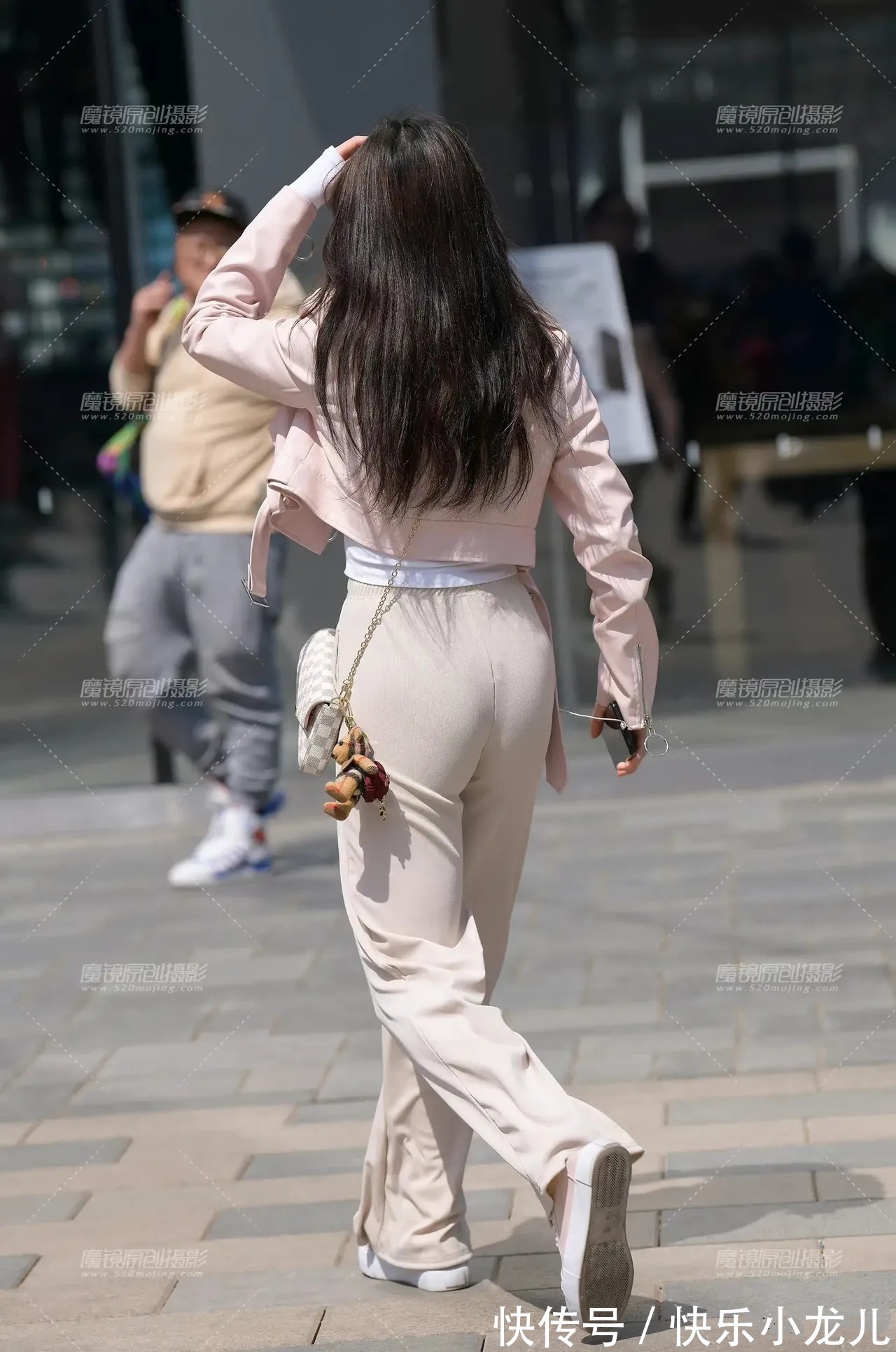 系带 白色T恤外搭粉色小风衣,搭配系带直筒裤,时髦帅气又舒适修身