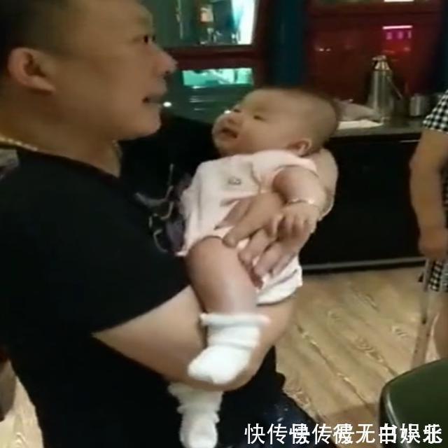 婴幼儿|舅舅第一次抱宝宝,接下来宝宝的动作,把全家人逗笑了