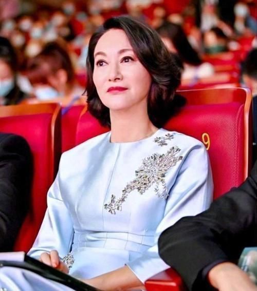 老气|年过五十的女人别再做这3种发型,不仅大妈感十足,老气又掉档次