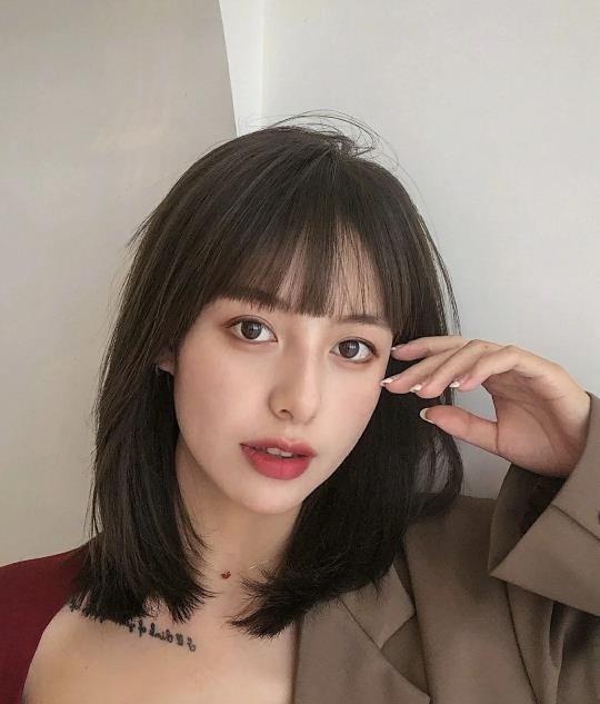 编发|时尚发型有哪些?锁骨发百搭有气质,发带是一个不错的选择