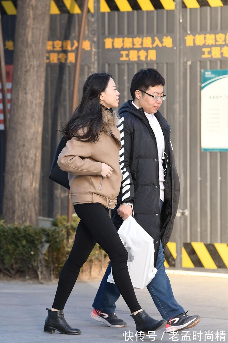 美女 街拍:美女米白色短款羽绒服搭配一条米色针织裙,浅色更显得干净