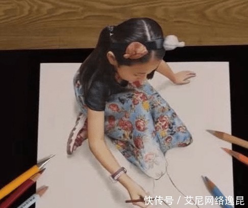 小女孩|小女孩画脚丫,网友们都等着她抬头,看到最后却直呼:被骗了!