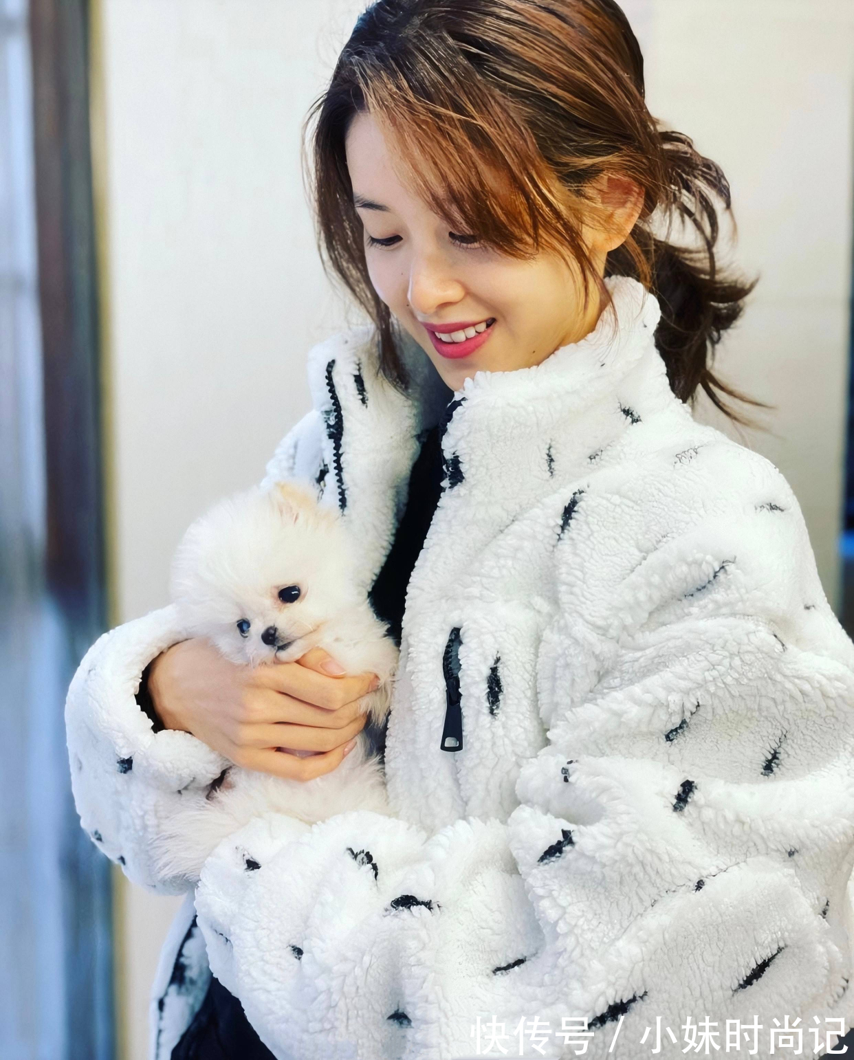 编织裙 奶茶妹妹越来越有阔太范,穿红色小香风编织裙清甜高雅,惊艳逆袭