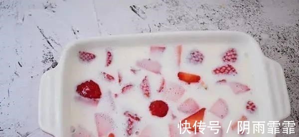 酸奶草莓冻这样做！简单4步不蒸不烤，一个奶锅就能做！