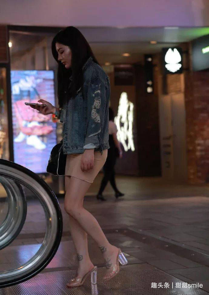 美女脚上搭配一双尖头的白色高跟鞋，走起路来的姿态犹如女神一般