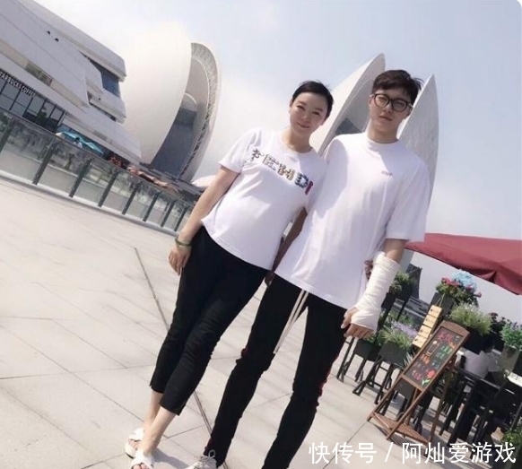 皱纹|胡明轩妈妈比球赛还抢镜！穿亮色T恤显年轻，年近五十脸上没皱纹