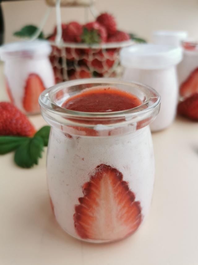  孩子在家吵着吃蛋糕，无奈之下自己动手给孩子做，孩子吃了一半