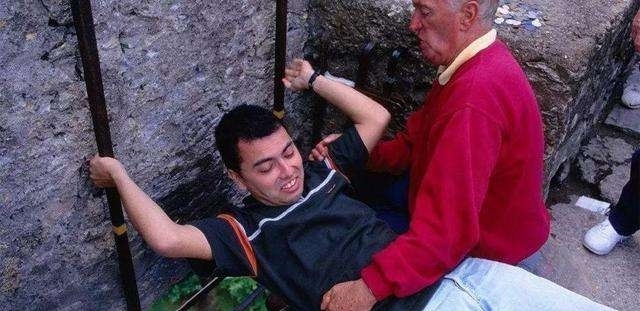 最脏|世界上最脏的石头, 每年40万人亲吻, 姿势真让人尴尬