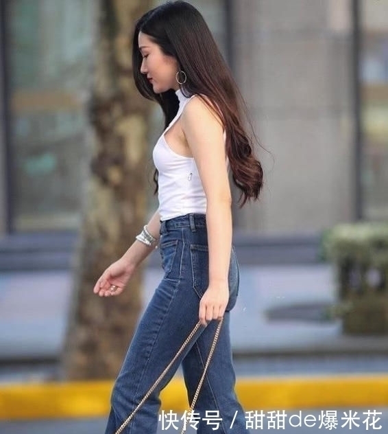 无袖T恤+喇叭裤,配上细高跟,优雅又大气,尽显时尚辣妈的魅力