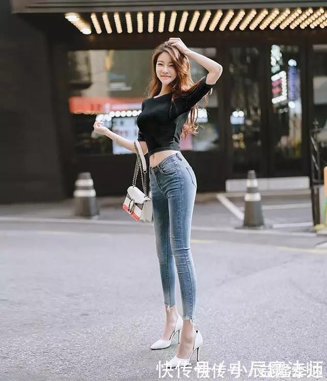 牛仔裤|小姐姐穿修身牛仔裤，突显魅力小蛮腰，青春活力的女神范十足