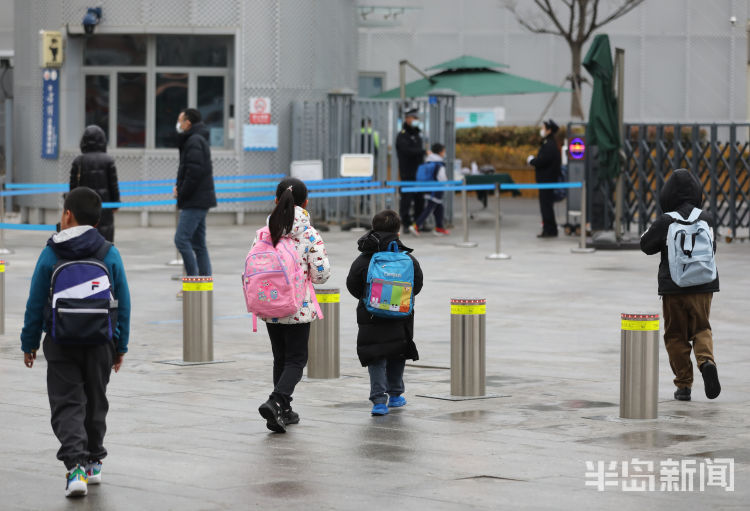 迎来新学期 青岛中小学生报到