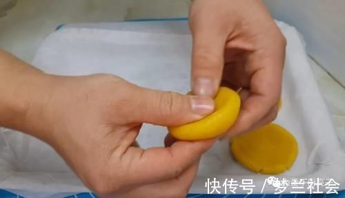 家常自制桃酥做法,烤盘里一放,个个香酥又掉渣,出锅孩子都爱吃