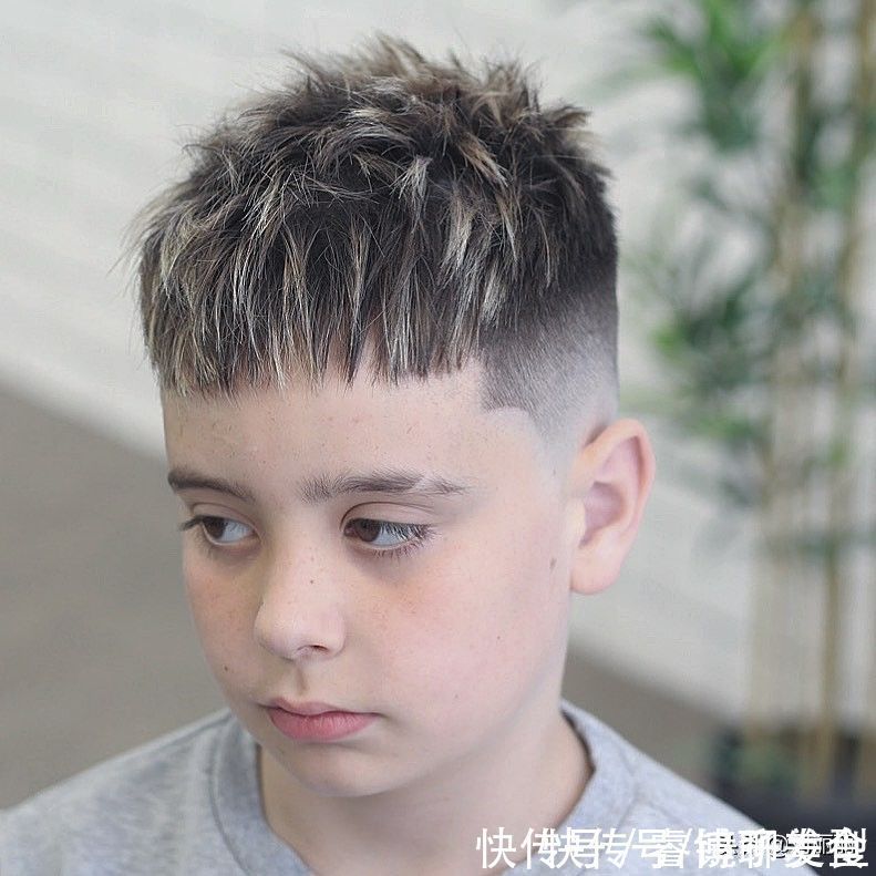 头顶 别再迷信正月不剪发了,小男孩发型这样剪16款,越剪越帅气