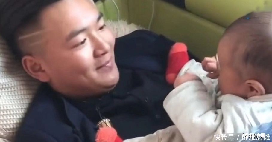 憋屈奶爸|“憋屈奶爸”带娃走红,被宝宝给“欺负”了,却敢怒不敢言