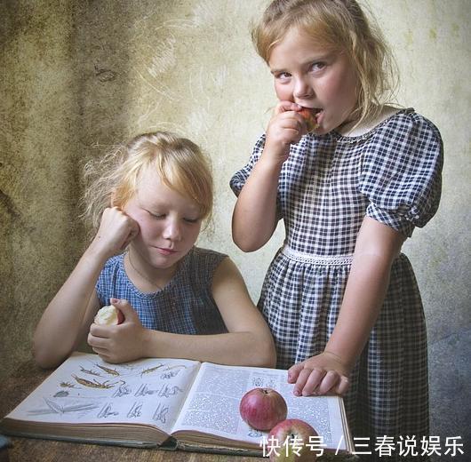 逗趣|有了弟弟,相差19岁的姐姐是这样逗他的,妈妈都看不下去了