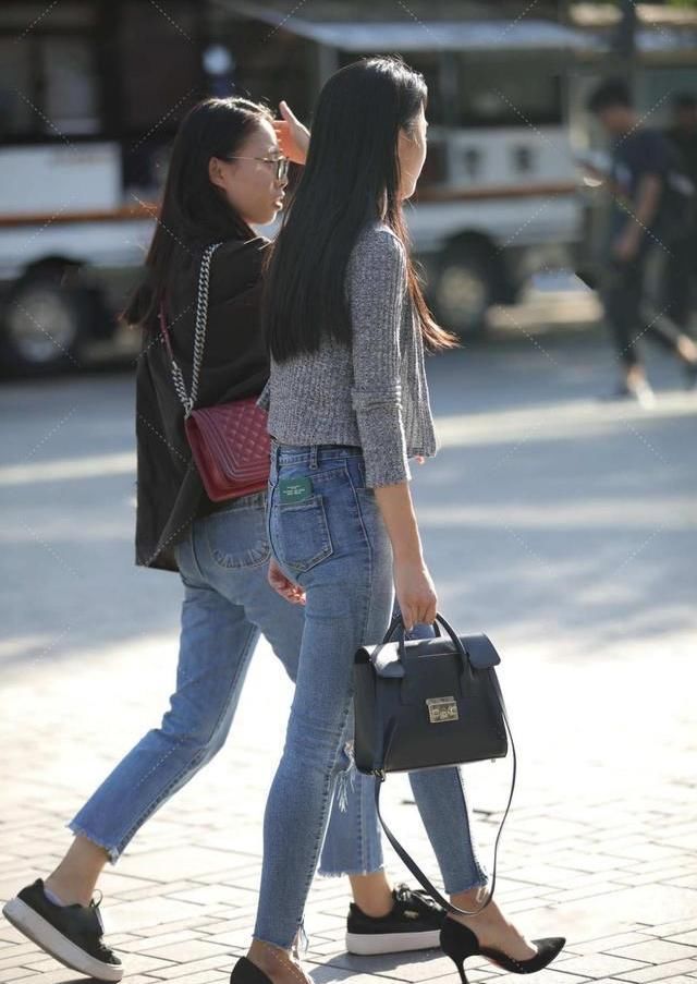 灰针织开衫，搭配浅色牛仔裤，温暖舒适，优雅大方