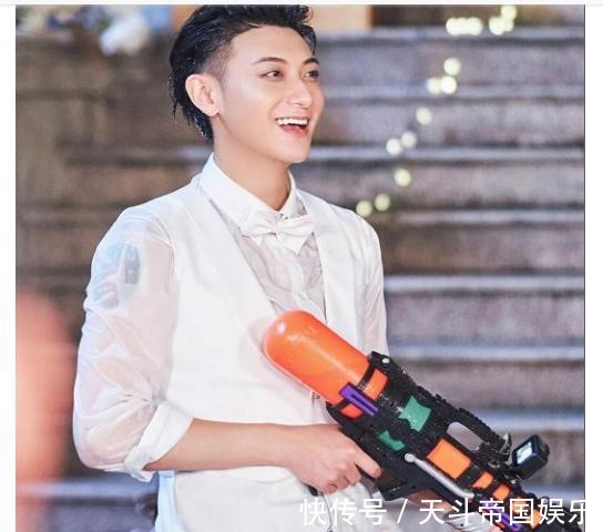 給我感覺|黃子韜三觀正，發(fā)揮正能量的偶像力量，引領(lǐng)粉絲變成更好的自己！