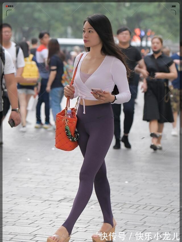 舒适 青春朝气的打底裤穿出别样风采,焕发摩登的时髦气质