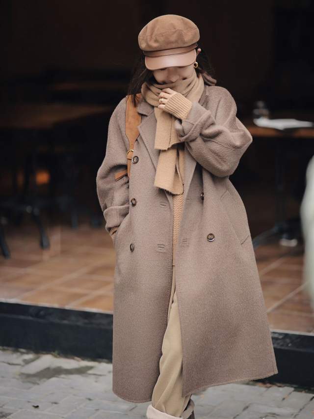 小姐姐 秋冬有哪些高级穿搭?还是大衣搭配半身裙或长裤够拉风,又飒又美