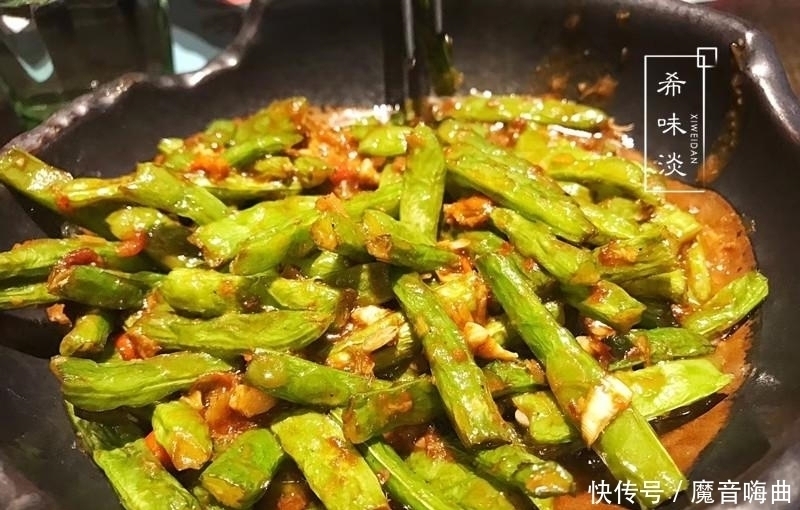 周末邻居请下馆子,摆满一桌,全是特色菜,老公:点菜有水平!