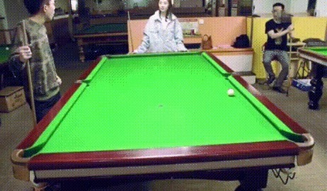 |搞笑GIF: 大姐你听解释 我真的不是故意撞上去的