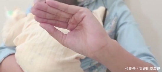 母乳|宝宝吃完母乳,为宝宝拍嗝时需注意3点,宝宝会很快就出嗝