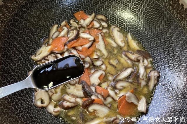 天冷就爱吃这菜，炒一炒五分钟就上桌，爽口美味，全家人都爱吃