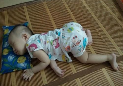 宝宝|新生儿“投降式”睡姿，需要纠正吗？知道原因后，我改变了想法