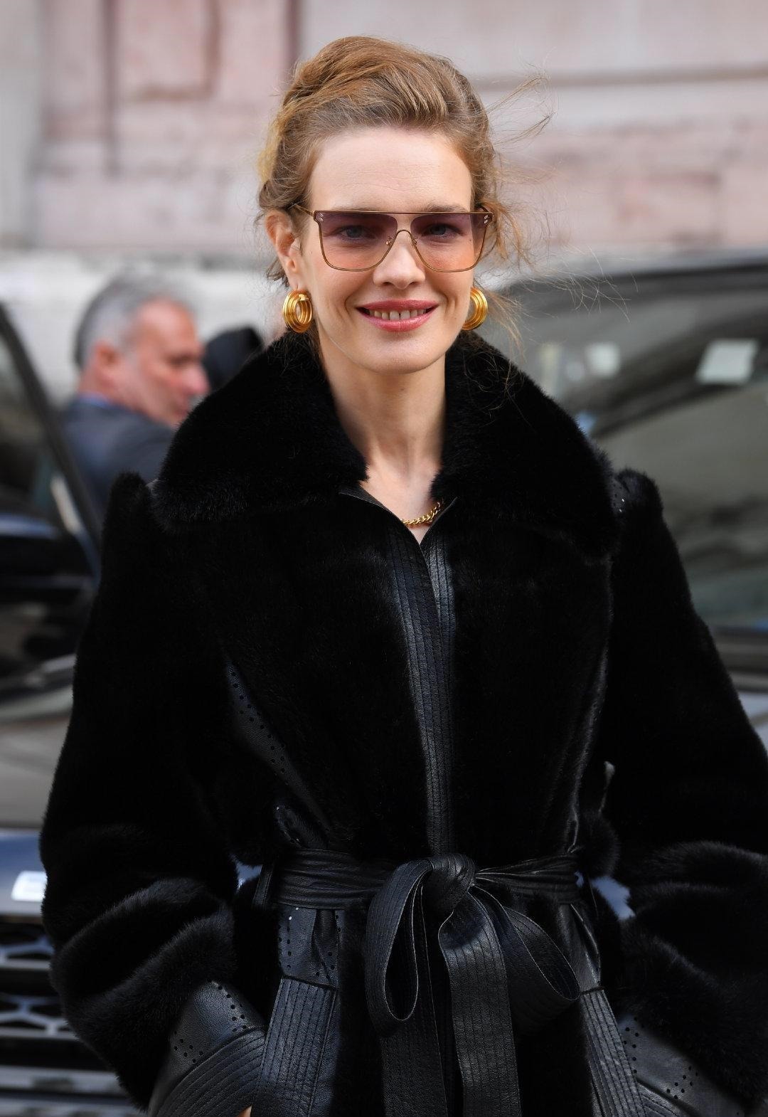 LV太子妃气质开挂!穿一件黑色毛绒大衣显得雍容华贵,高级洋气