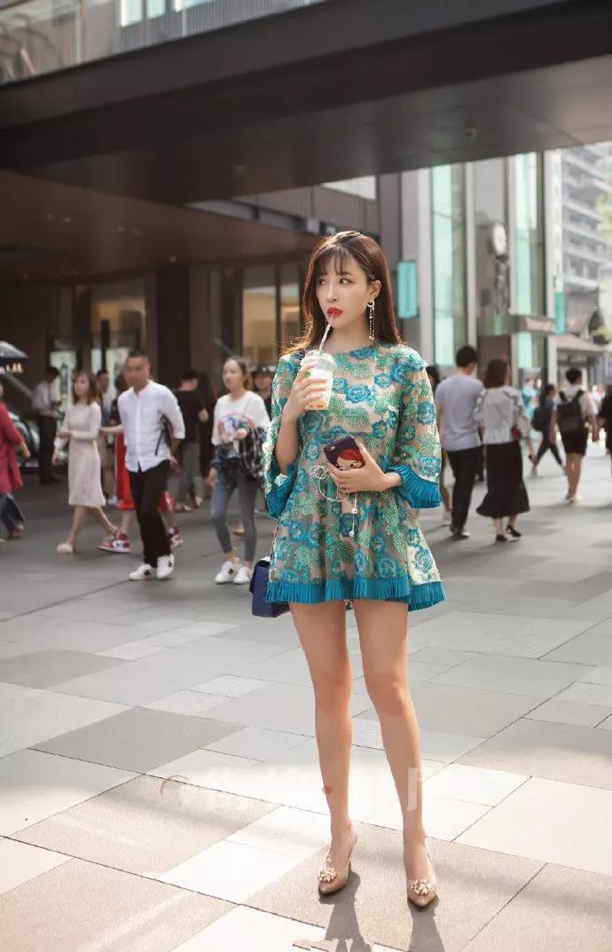 紧身牛仔裤|美女街拍:小姐姐留着一头气质的长发,戴着一对十分唯美的耳坠,优雅又时尚