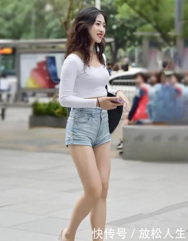 无处可逃|烂大街的T恤短裤,修身却占了上风,让《筷子腿》无处可逃