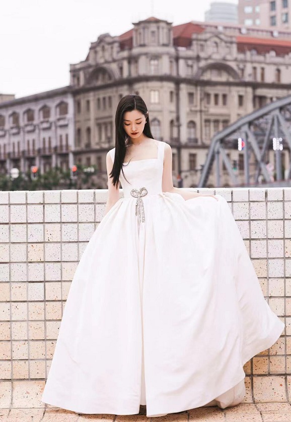 青春感|宋轶真有神仙姐姐的气质,穿方领吊带连衣裙青春感满满,温柔优雅