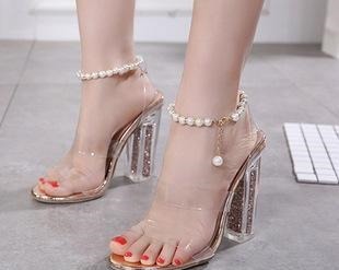 高跟鞋 盛夏已至,透明高跟鞋登场,透明鞋身拉长腿部线条,更显女性魅力