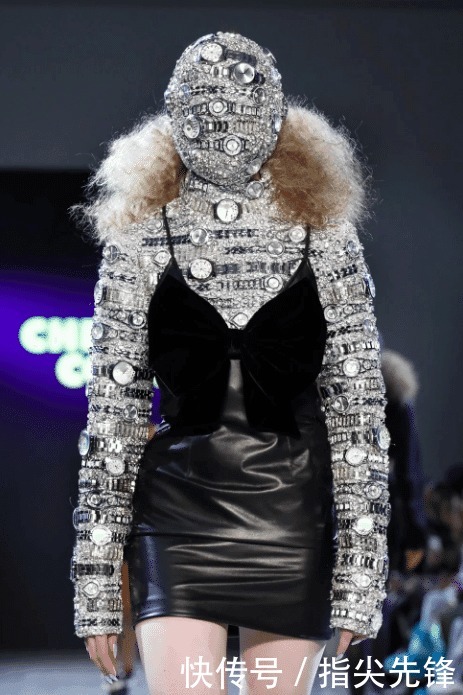 100块把土鳖宅男变鲜肉超模,英国俩沙雕小哥把时尚圈玩坏了