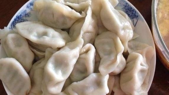 饺子包好后，直接放冰箱就“坏”了，这么做，饺子不开裂不粘连