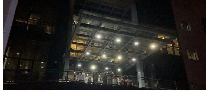 张杰|张杰回《快本》录制节目，粉丝在楼下等到深夜，抱怨见不到面！