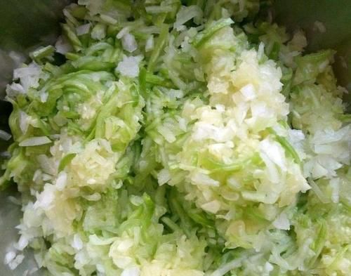  包西葫芦饺子，直接拌馅就错了，学会这样做，西葫芦翠绿不出水