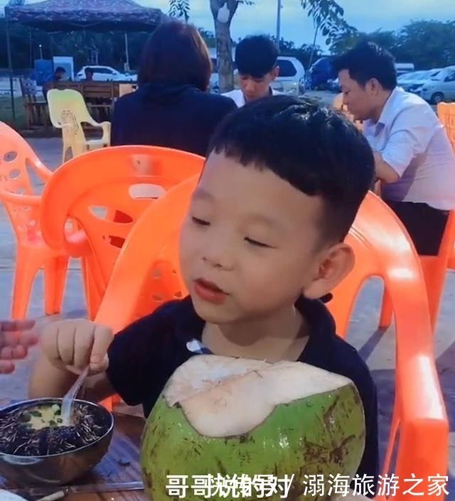 大宝|一家四口旅游,爸爸让两个儿子发表感言,弟弟5个字的总结让爸爸无语