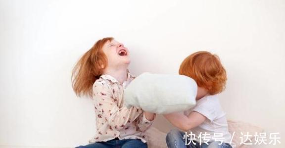 孩子|弟弟被姐姐打哭,一边告状一边护着姐姐,画面太暖感动众人